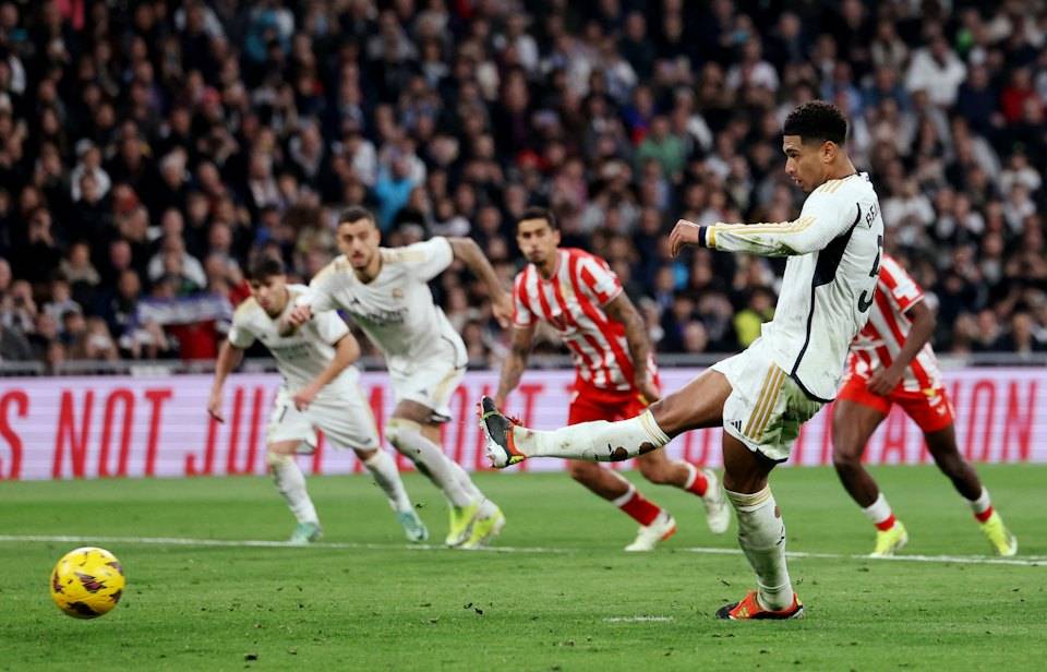 包含阿尔梅里亚客场逆转比利亚雷亚尔，势不可挡！的词条