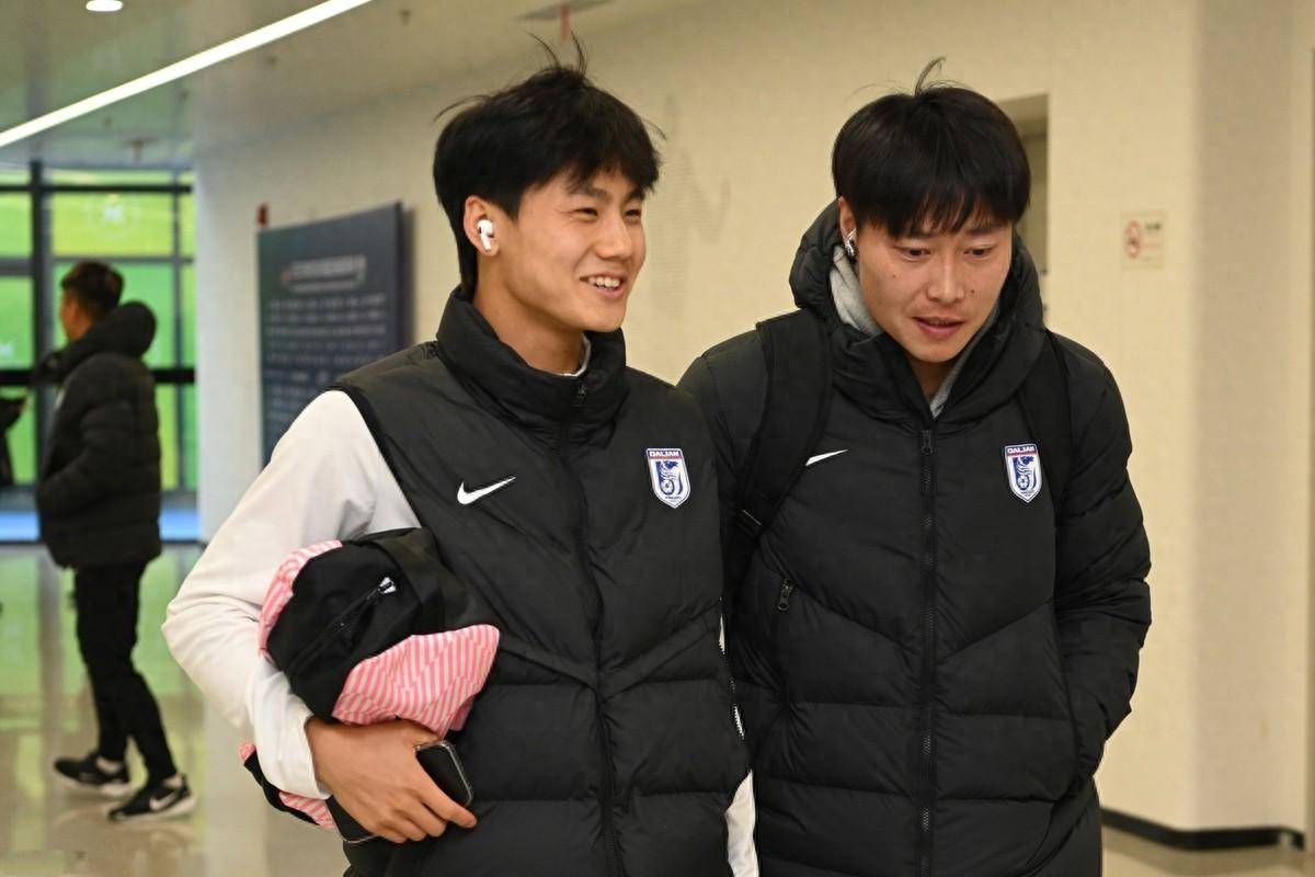 比赛瞬间球员们出色的表现令观众目不转睛! 比赛瞬间球员们出色的表现令观众目不转睛!