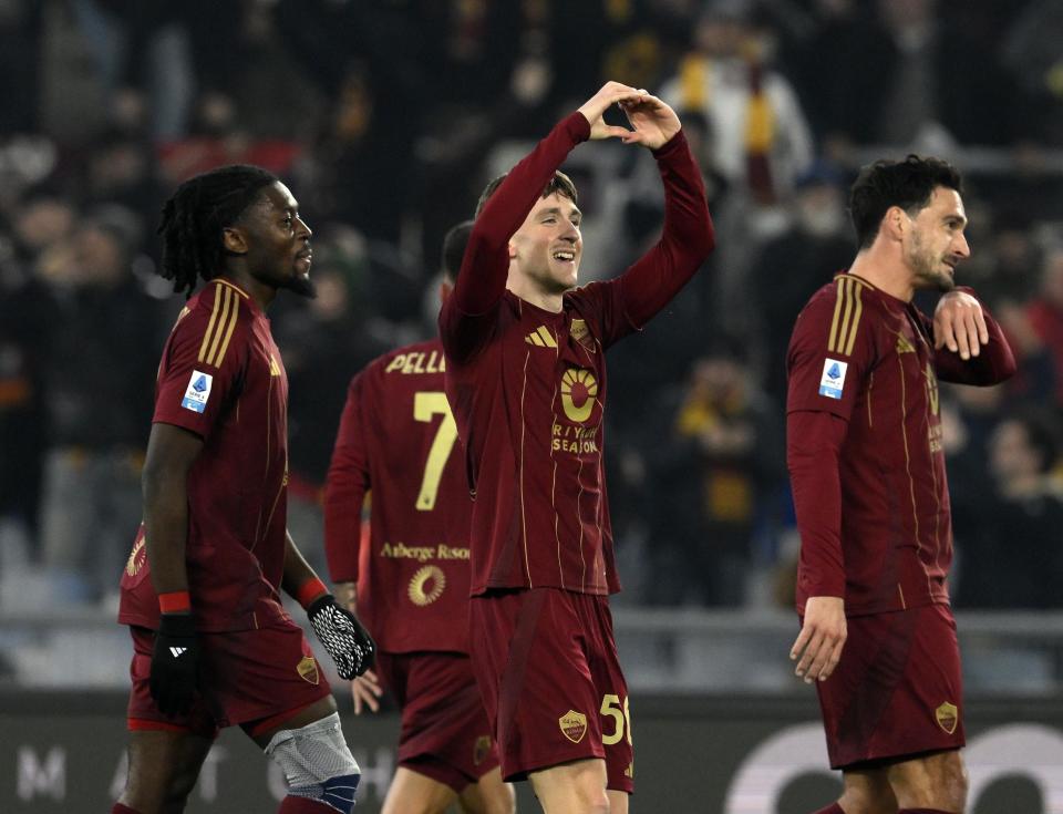 罗马球员合影亮相，团结备战下一场挑战