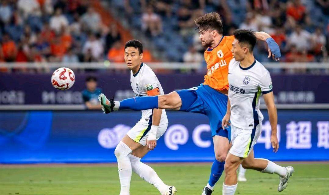 克雷主队在国内足球比赛中力压对手