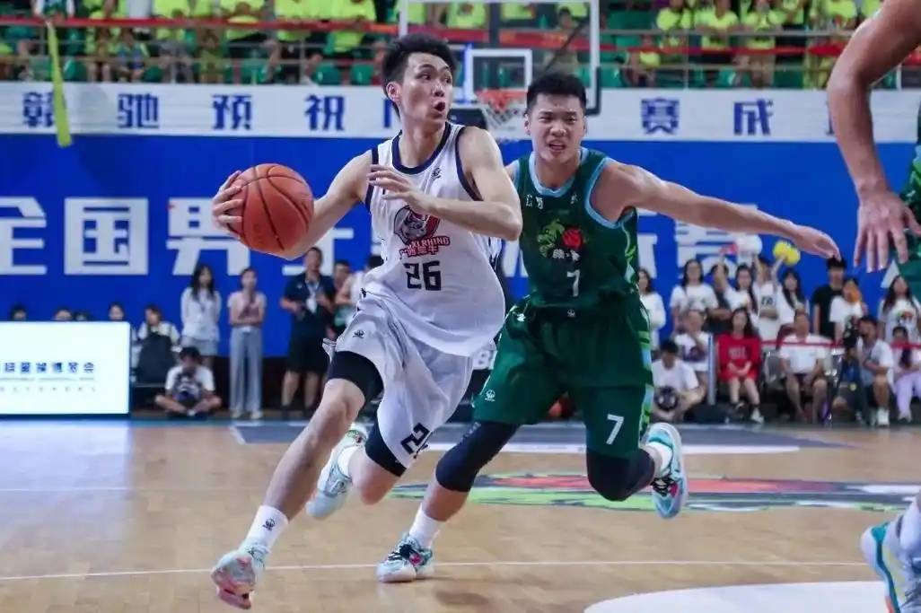 年轻后卫成为球队稳定中坚,表现备受赞誉 年轻后卫成为球队稳定中坚,表现备受赞誉