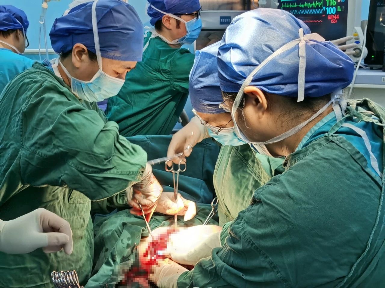 惊心动魄紧张激烈，争分夺秒争先恐后