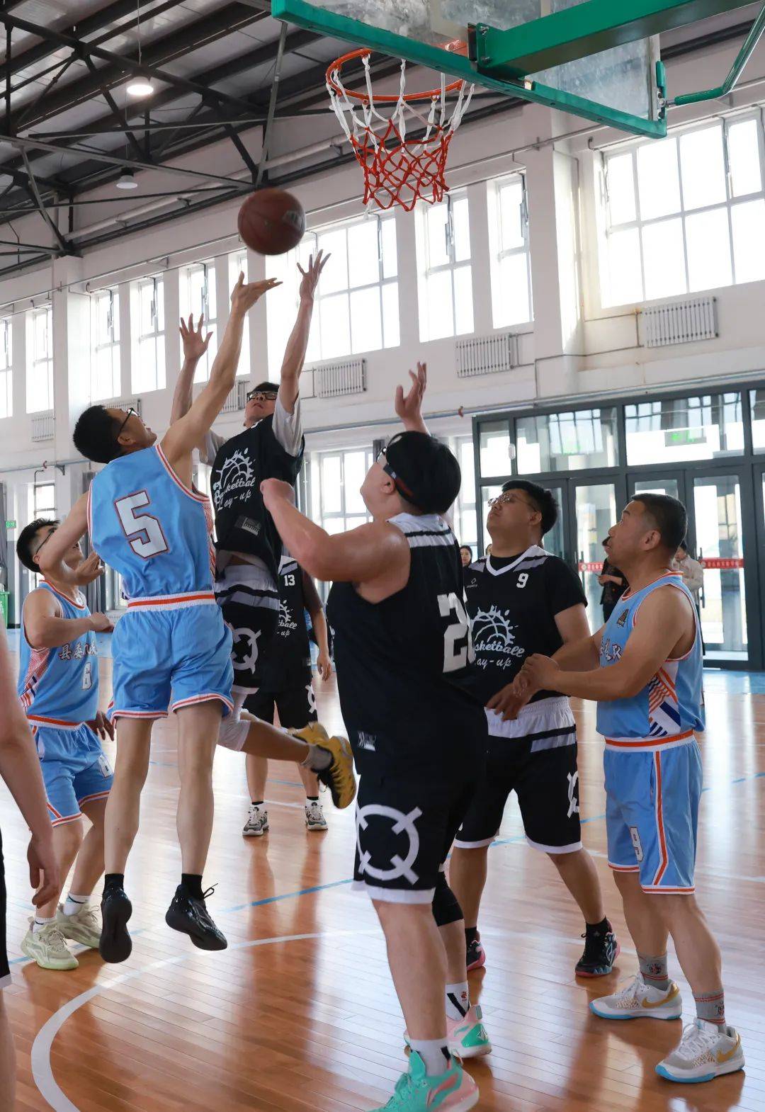 体育场上的激烈拼搏让人热血沸腾