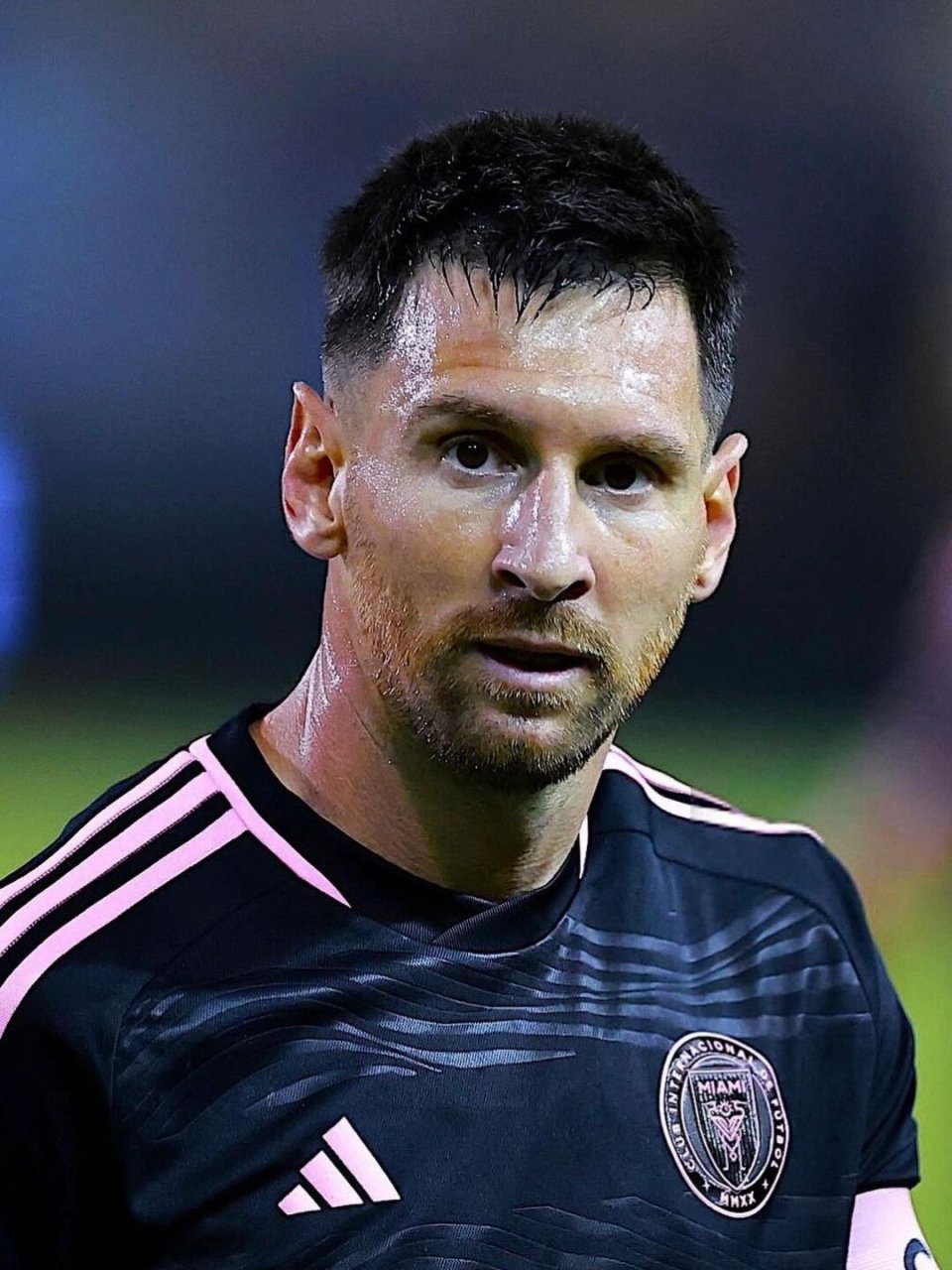 足球运动员状态佳，比赛间展现高水平的简单介绍