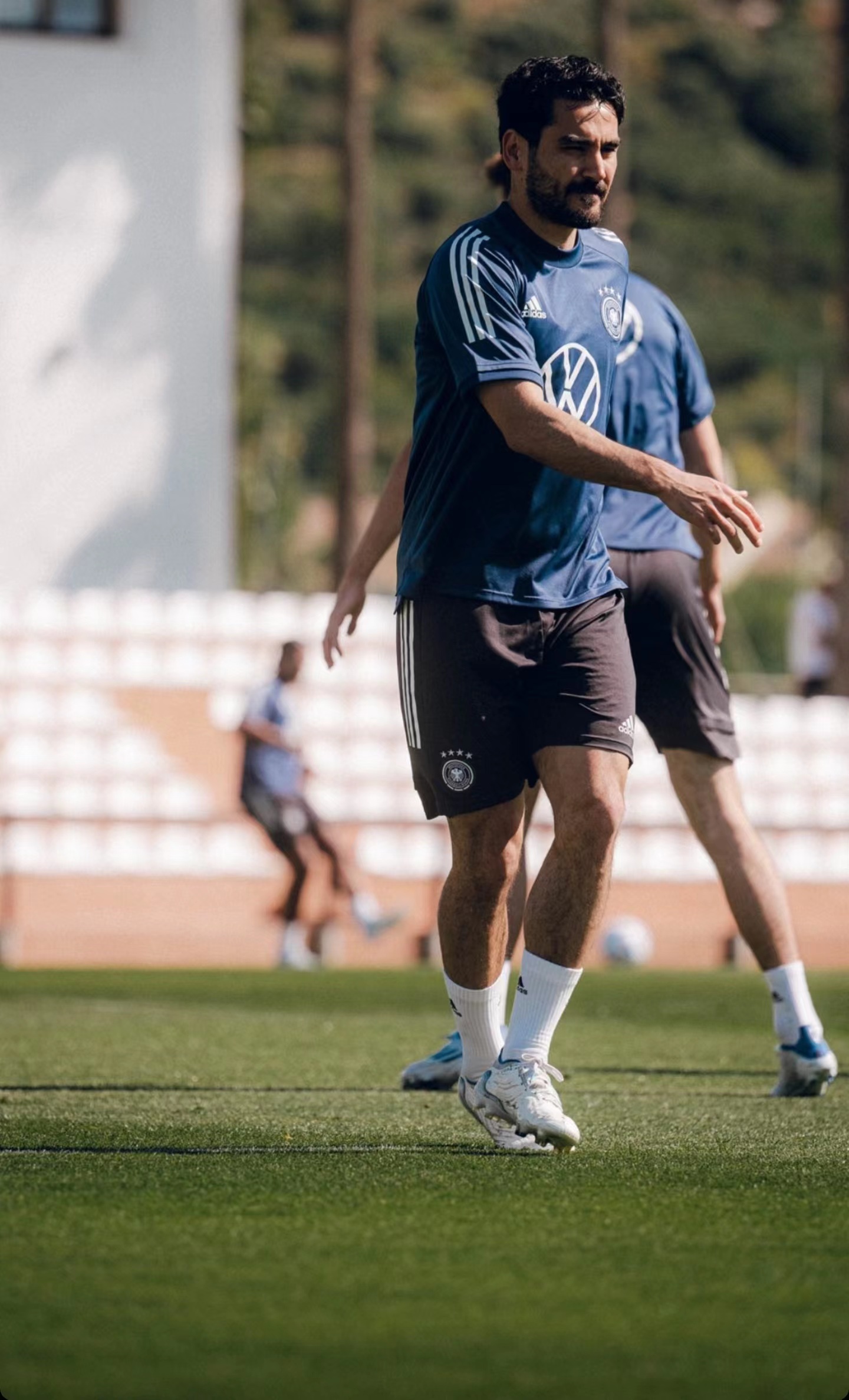 开云体育app-欧国联比赛赛程更改后，球队备战征训