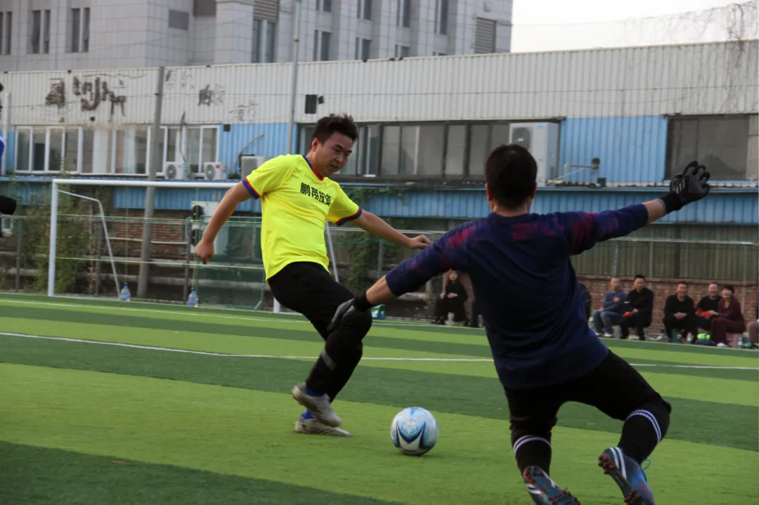 比赛中球员们的团结协作展现出强大凝聚力的简单介绍