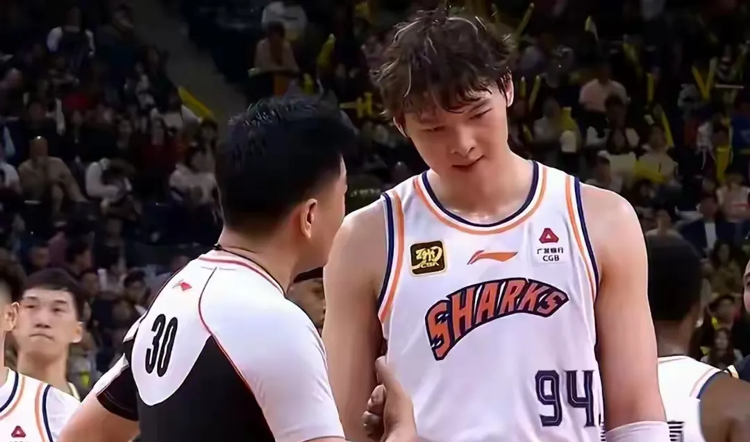 广西男篮爆冷取胜，成功反超上海队