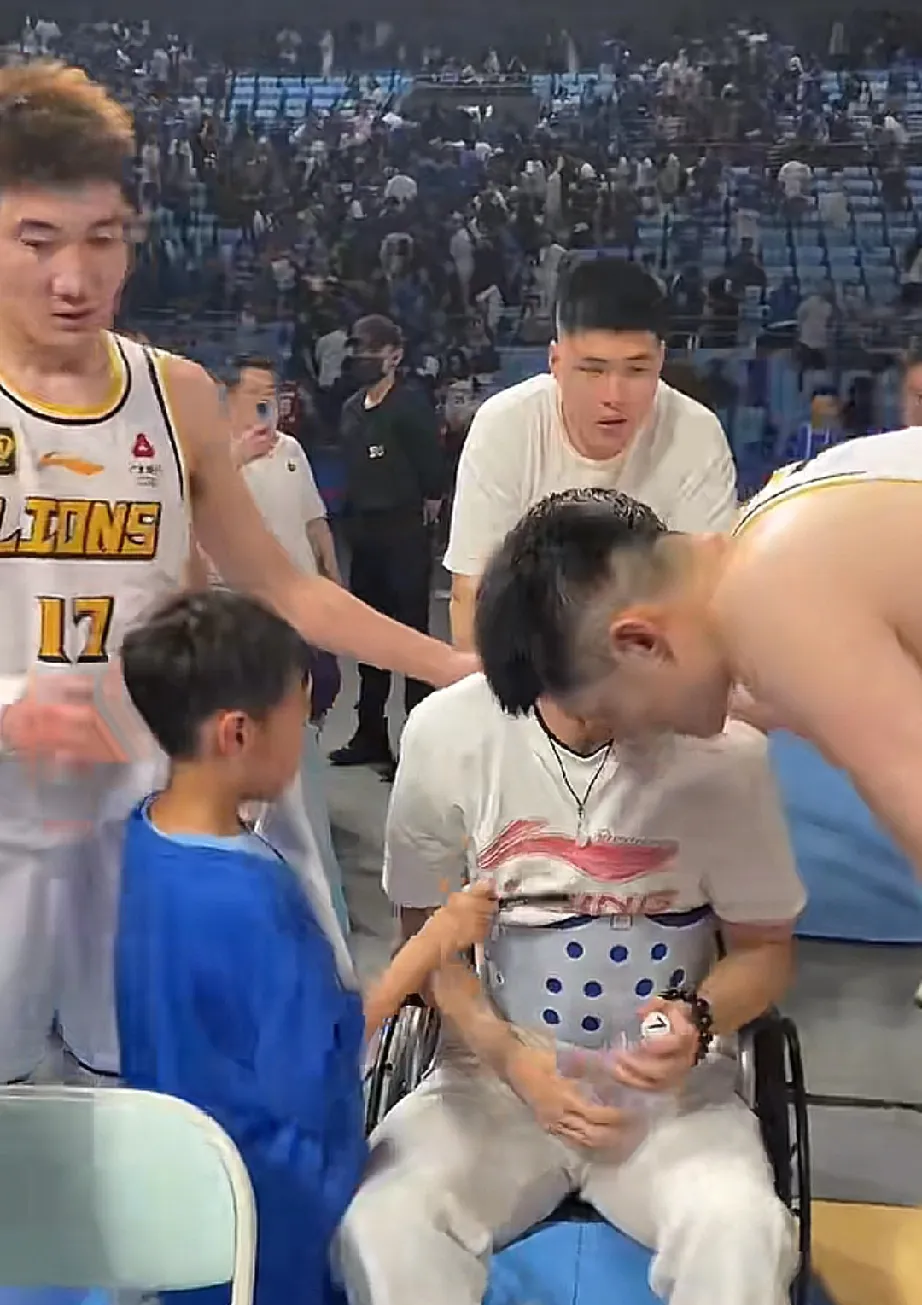 开云体育平台APP-俱乐部老板探望受伤球员送上慰问