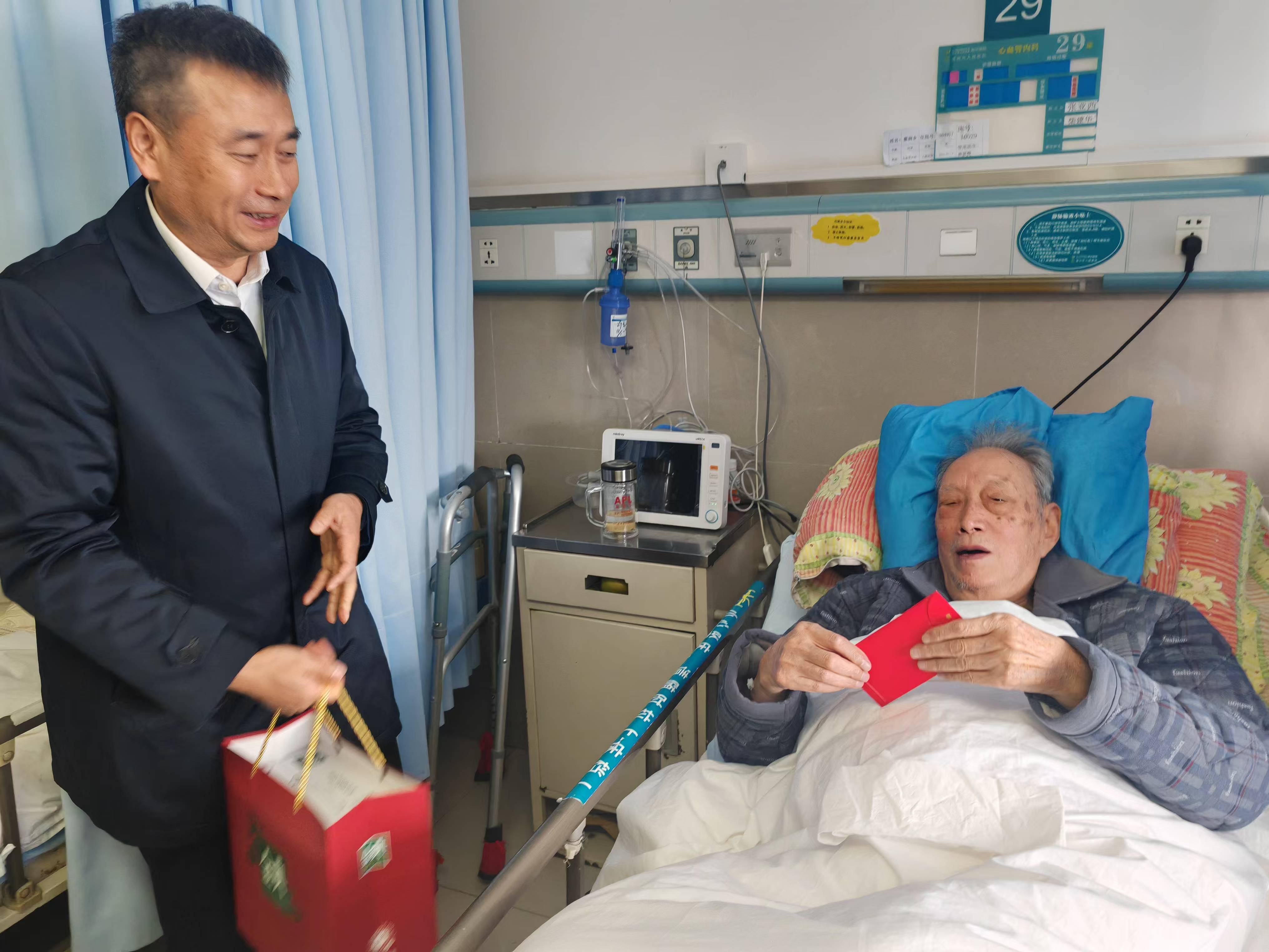 俱乐部老板探望受伤球员送上慰问