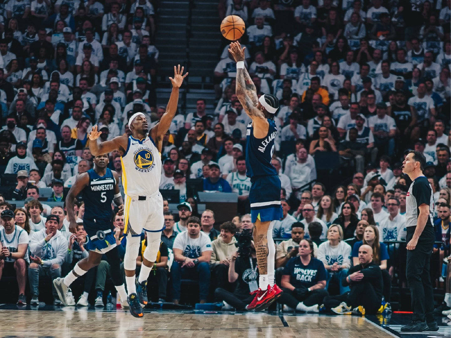 詹姆斯领导湖人队战胜勇士晋级决赛