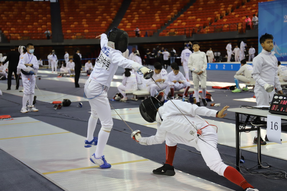 青年击剑选手成为焦点，技艺精湛的简单介绍