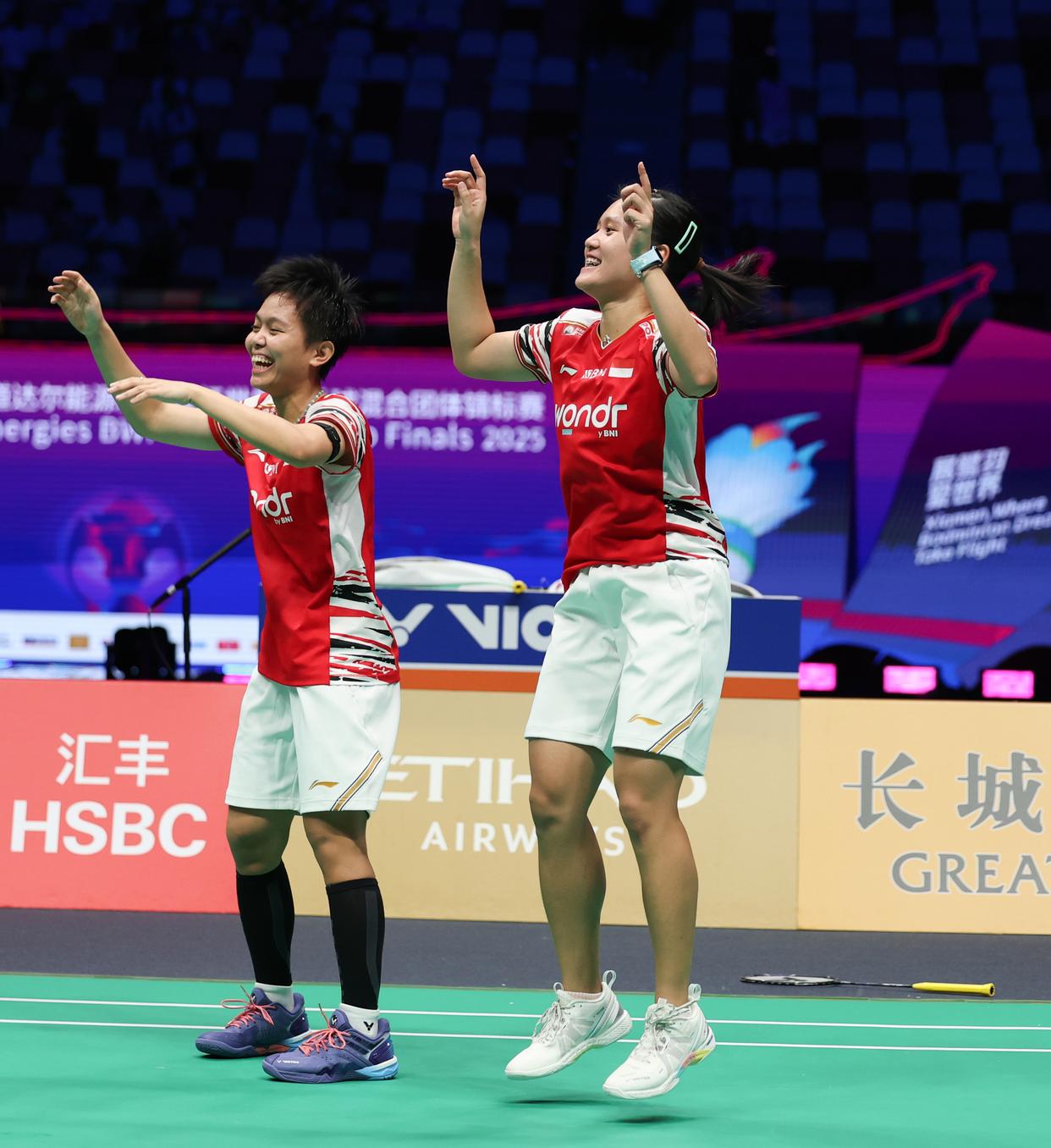 包含羽毛球赛事中曼联战胜对手成功续约的词条