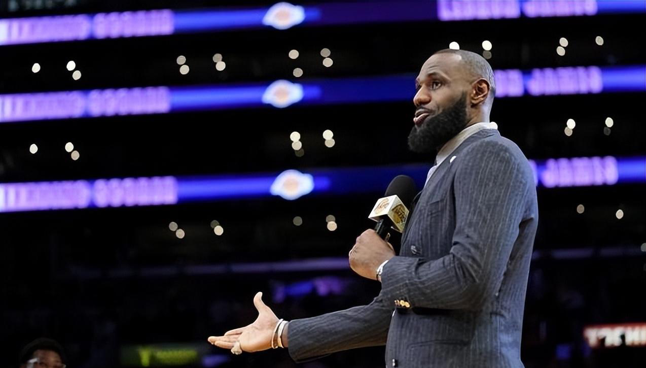 上海举行羽毛球比赛，湖人表现悬殊