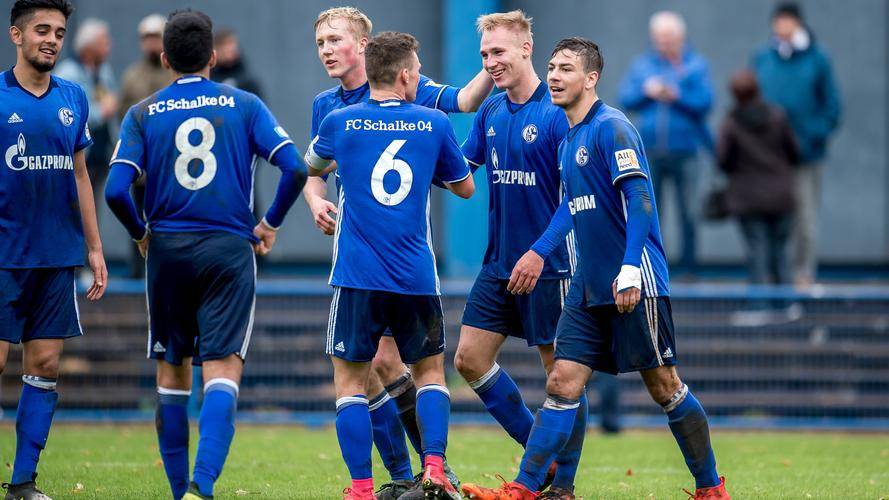 包含沙尔克战平对手，保持不败纪录的词条