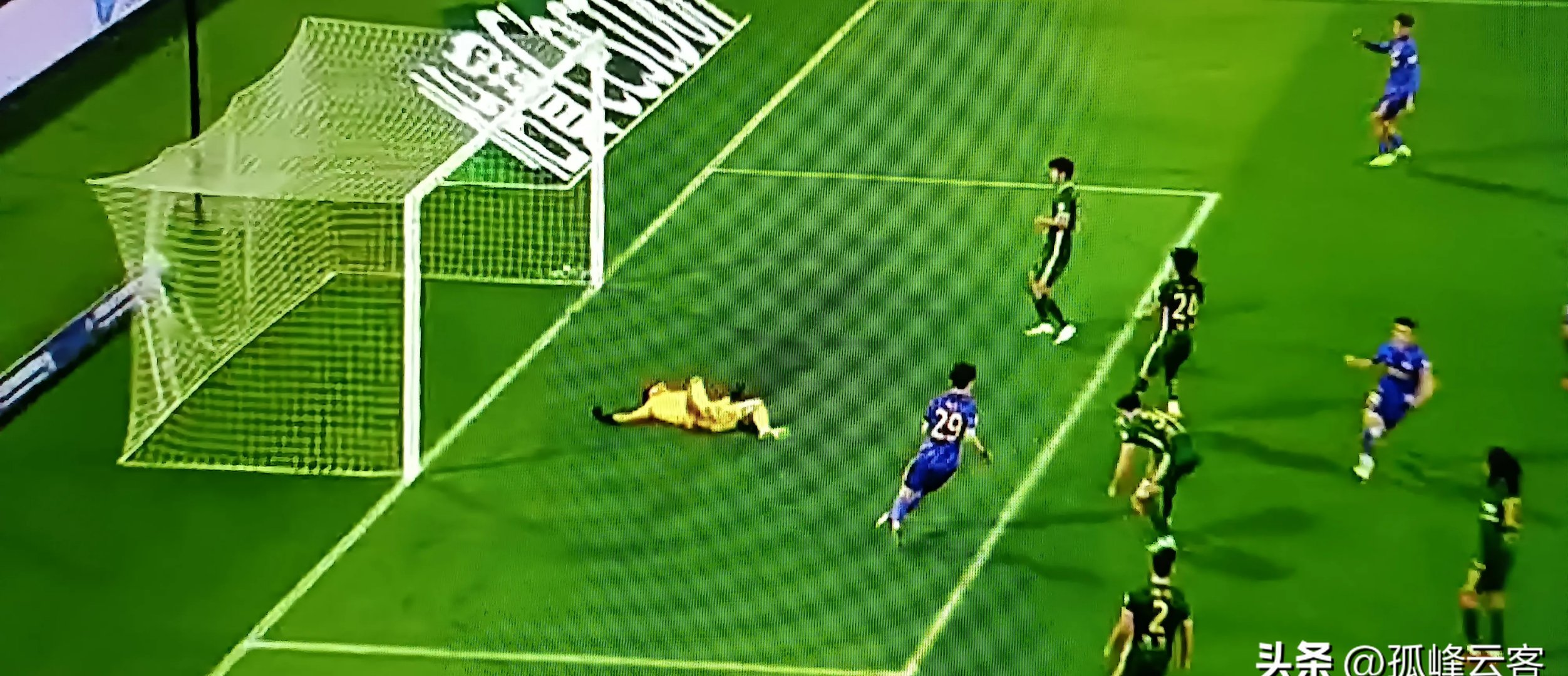 开云体育下载-解围及时防守稳固，保护球门