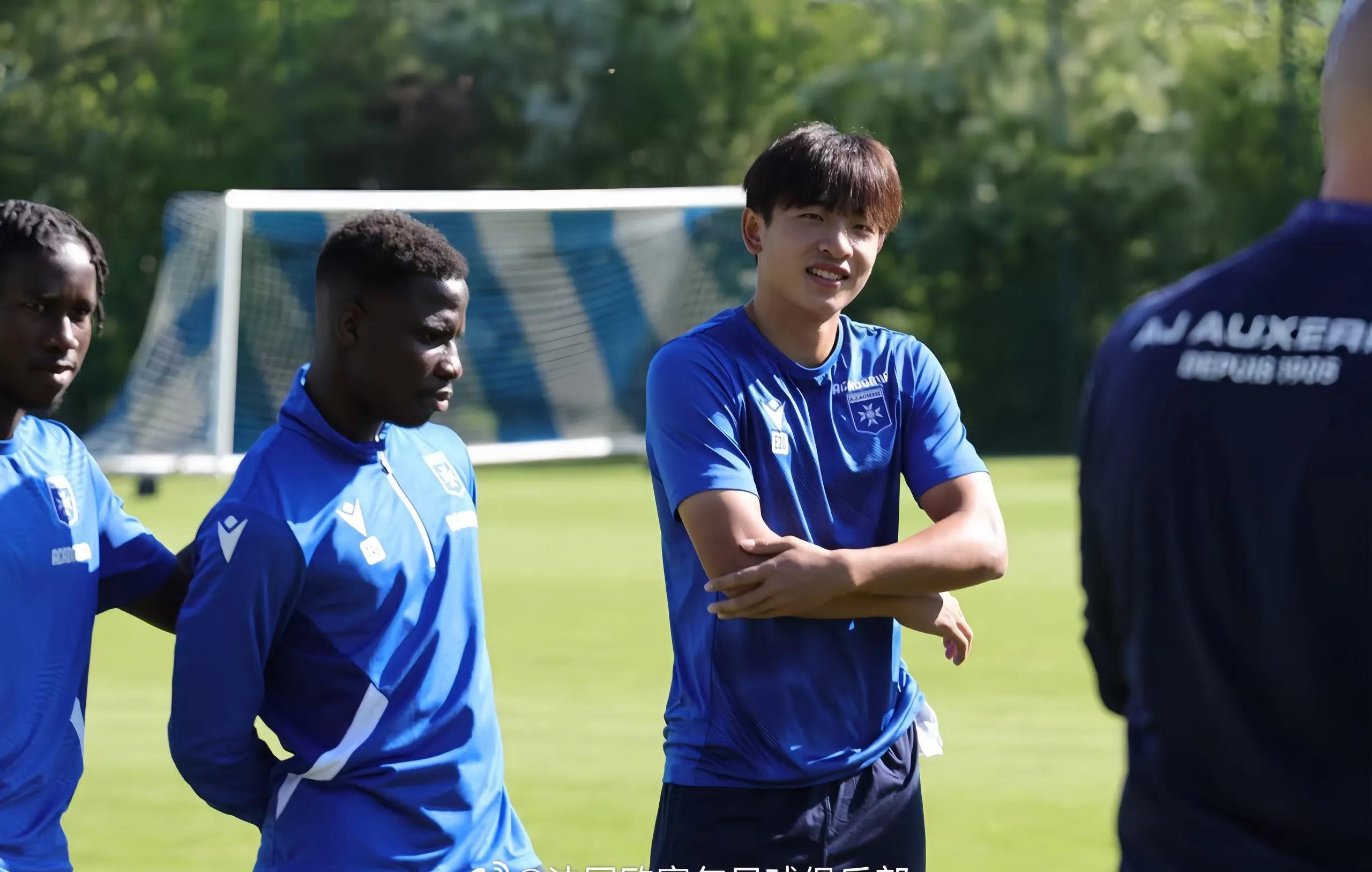 关于欧塞尔在周末比赛中一举击败对手的信息