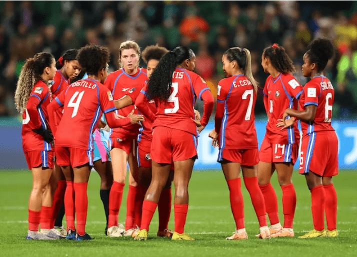 巴拿马女足选手获得个人荣誉，登上封面