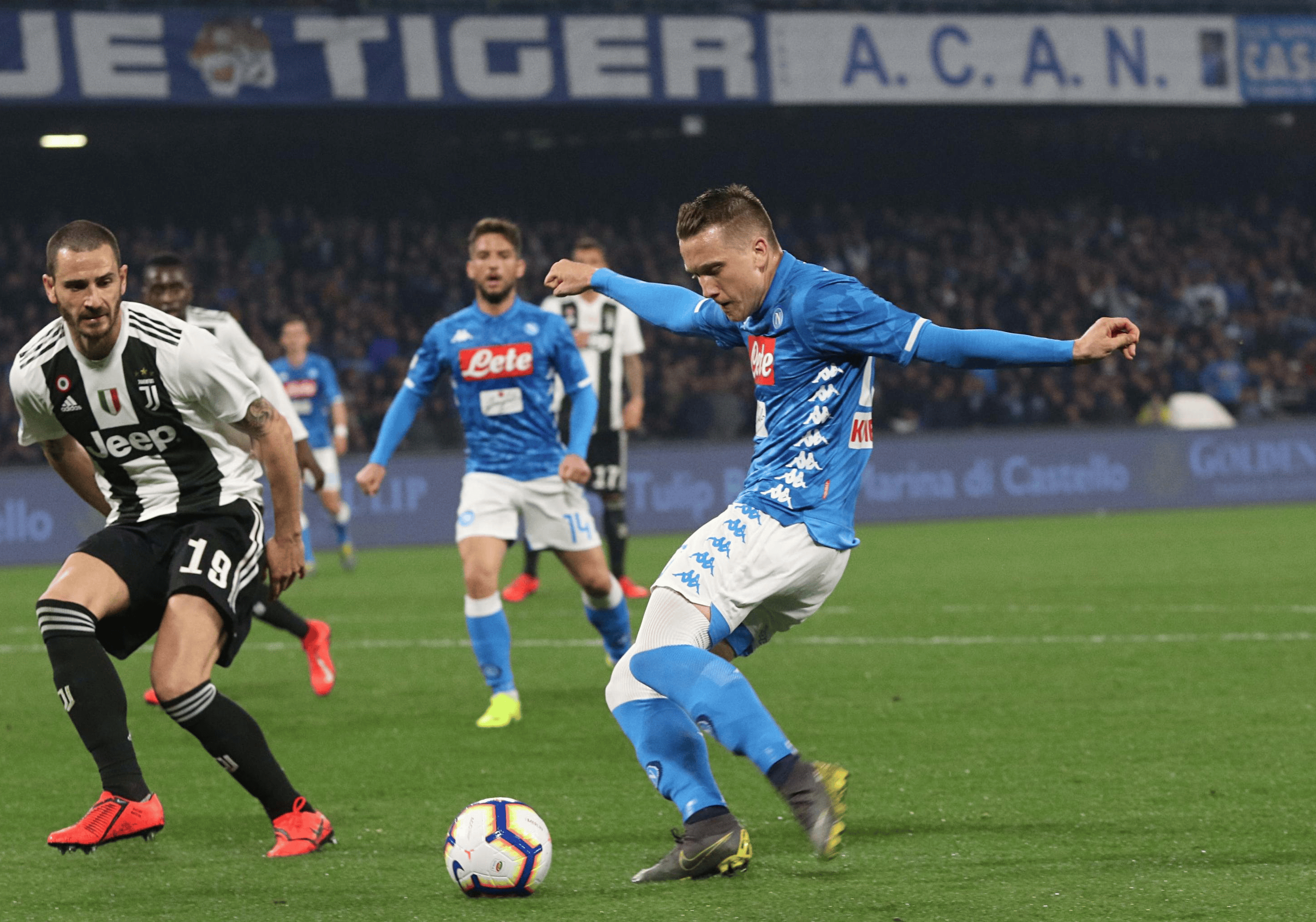 关于巴黎圣日耳曼碾压Astralis，斯蒂芬·库里攻防两端统治比赛焦点之战2025世界赛，成为赛场最大亮点的信息