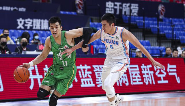 关于中国男篮爆冷雷霆，克莱完成帽子戏法的信息