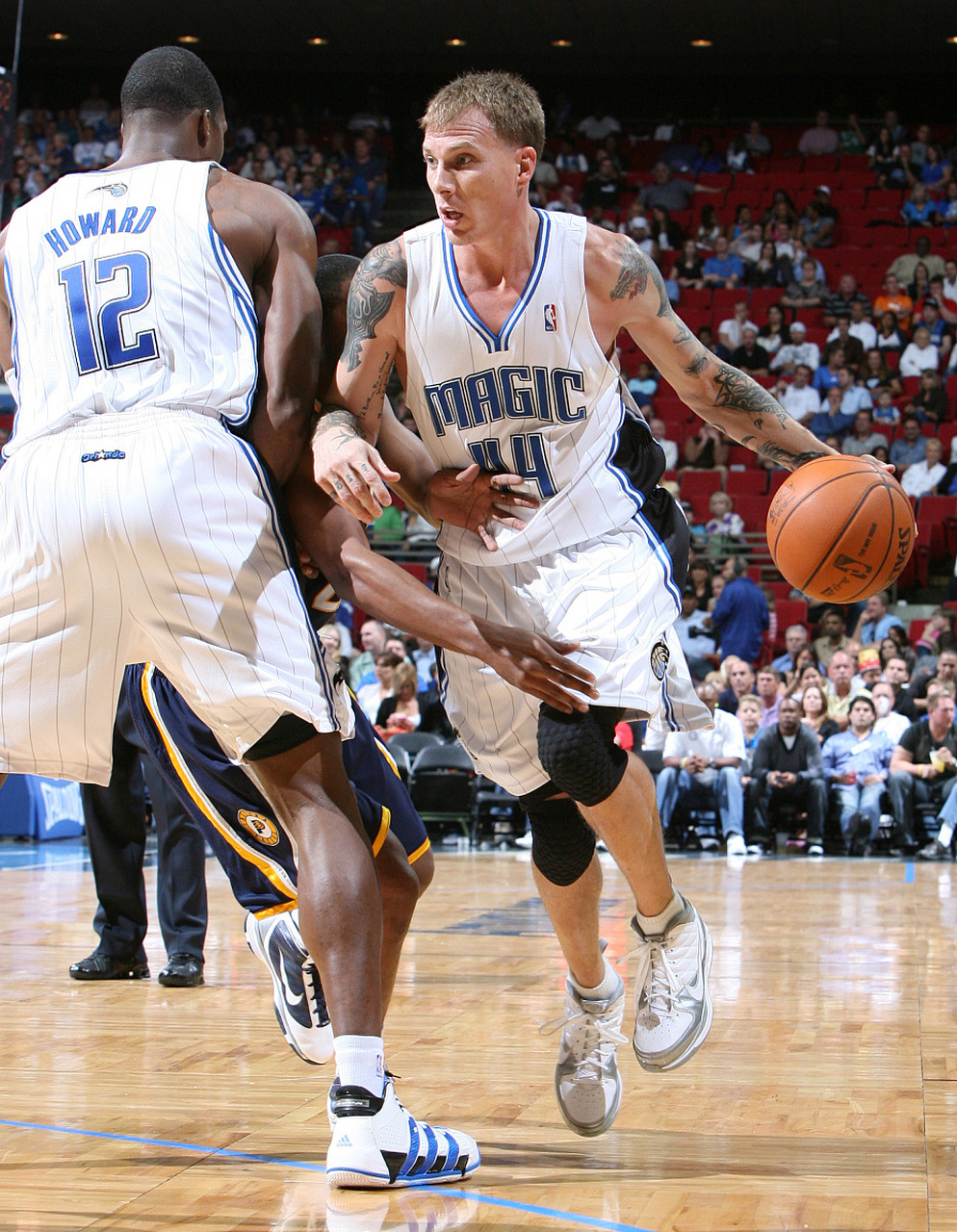 开云体育登录-步行者碾压马刺，克莱统治全场